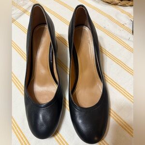 Vionic Classic Black Leather Women's Pumps